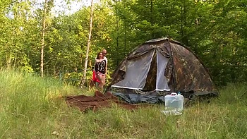 Brune milf baise dehors après suce seins