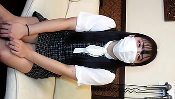 Anjo adolescente asiática faz boquete e dedilhação em POV