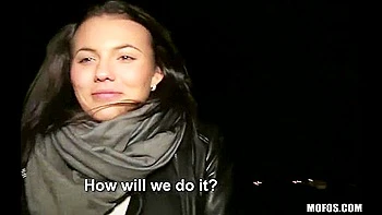 Vanessa Decker chupando su polla en el coche con tetas grandes