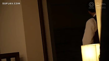 Brunette asiática safada em sexo grupal no hotel