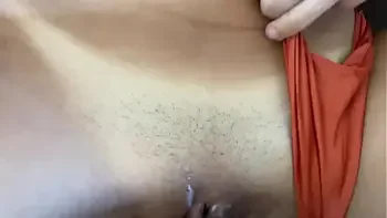 Não aguentei ver ela de biquíni e comi ela na sala com a bucetinha toda gozada