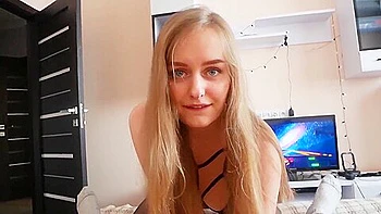 Степпапа трахает меня, застукал в новой белье