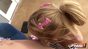 Loira magrinha Brooklyn manda um boquete profundo