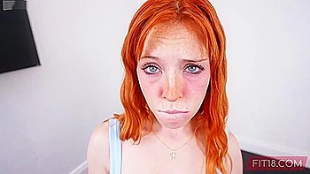 Рыжая худышка в спортзале сосет огромный член