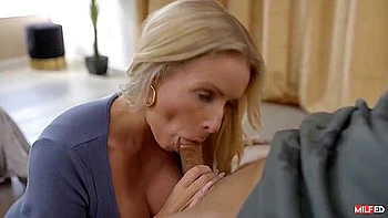 Danielle Renae se folla su coño apretado tras chupar el polla del hijastro