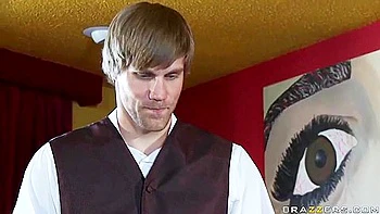 Sarah Jessie suce une grosse queue au bureau