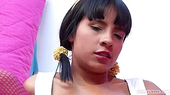 Jeune latina brune se branle en bas résille