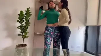 Discuto con mi madrastra y ella me castiga muy rico