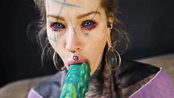 Tattooed hippie babe Anuskatzz gets sloppy anal fucked
