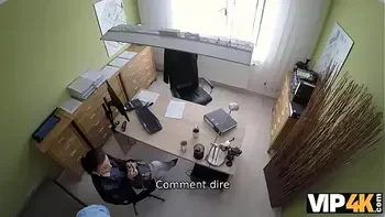 VIP4K. Une femme de chambre blanche impressionne un black en prenant soin de sa gaffe