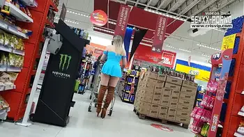 Loira gostosa sem calcinha no supermercado