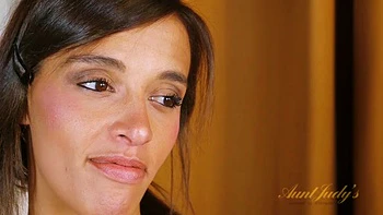 Khloe Kash Tells You About Herself Then Uses a Toy